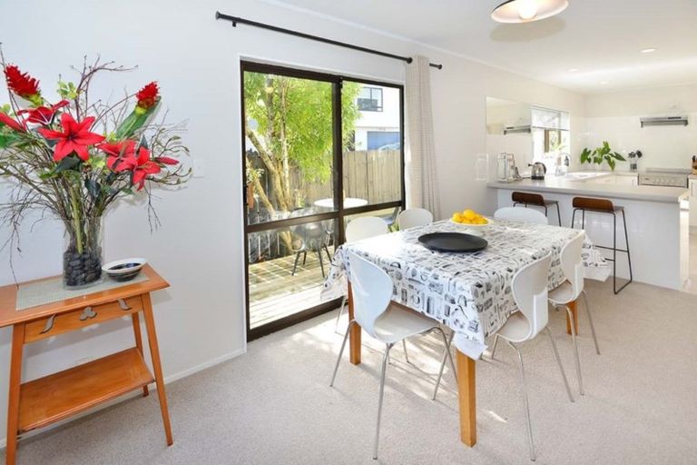 Photo of property in 11 Thalia Place, Totara Vale, Auckland, 0629