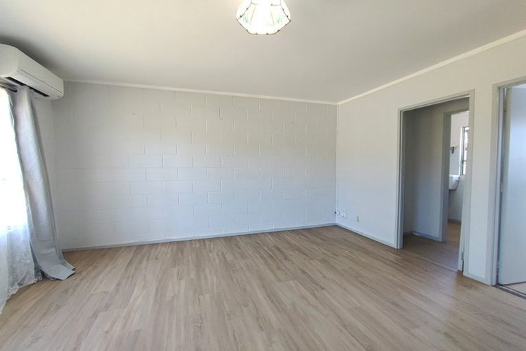 Photo of property in 2 Paton Avenue, Te Atatu South, Auckland, 0610