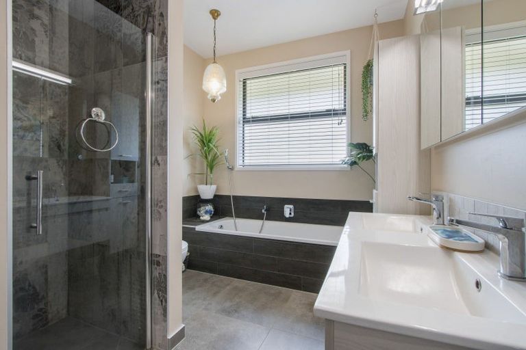 Photo of property in 49 Lakeside Terrace, Omokoroa, 3114