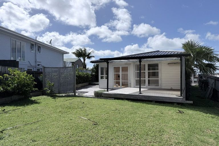Photo of property in 1/3 Hauraki Crescent, Pinehill, Auckland, 0632