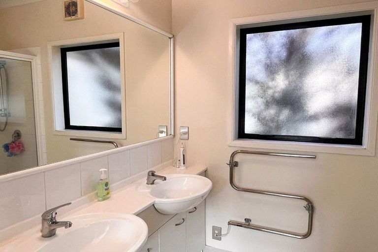 Photo of property in 6 Henridge Place, Avonhead, Christchurch, 8042