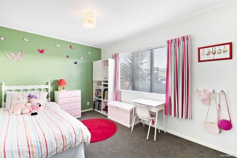 Photo of property in 15a Ngahere Views, Orewa, 0931