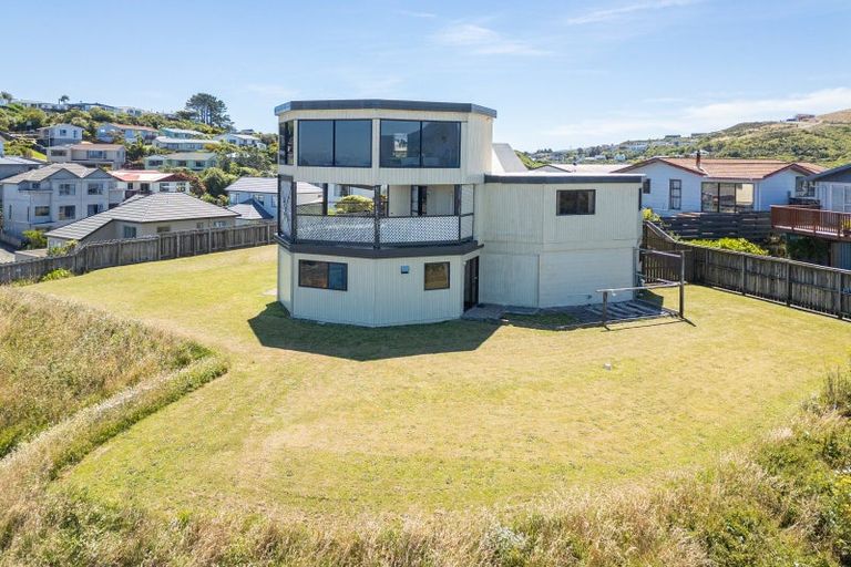 Photo of property in 20 Sunhaven Drive, Newlands, Wellington, 6037