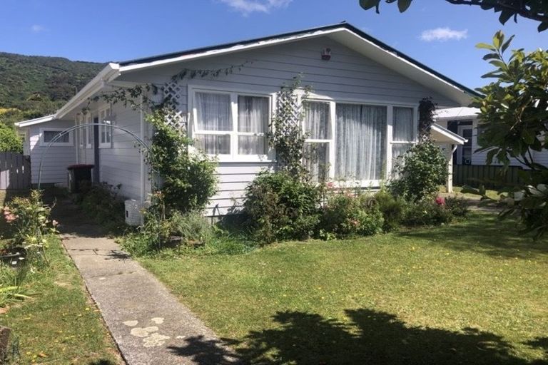 Photo of property in 13 Matthews Road, Wainuiomata, Lower Hutt, 5014