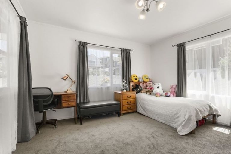 Photo of property in 70 Chelsea View Drive, Chatswood, Auckland, 0626