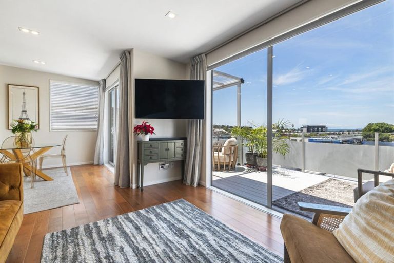 Photo of property in Wilk Heights, 2/8 Wilk Lane, Browns Bay, Auckland, 0630