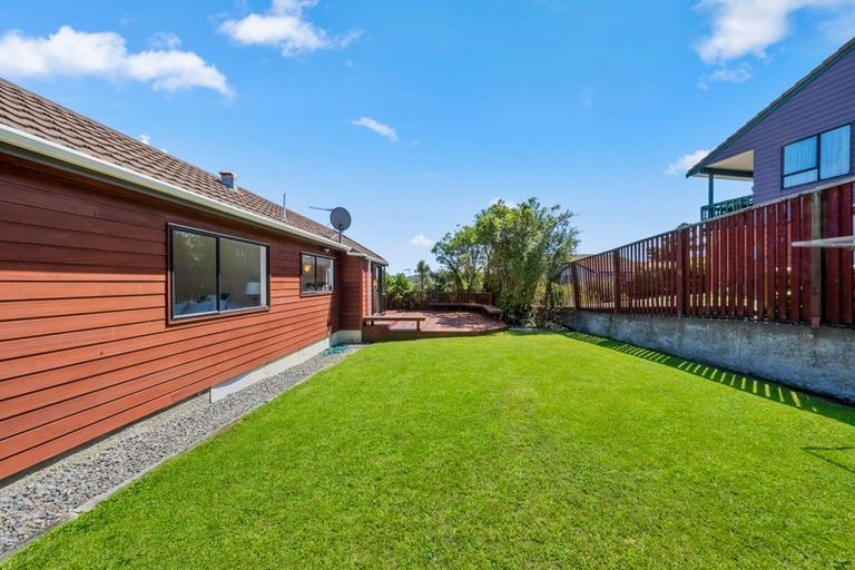 Photo of property in 13 Kinnel Grove, Papakowhai, Porirua, 5024