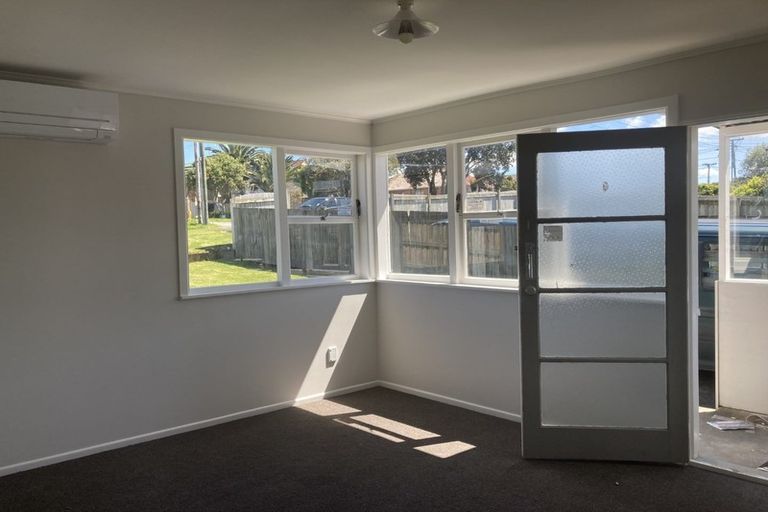 Photo of property in 15 Stamford Park Road, Mount Roskill, Auckland, 1041