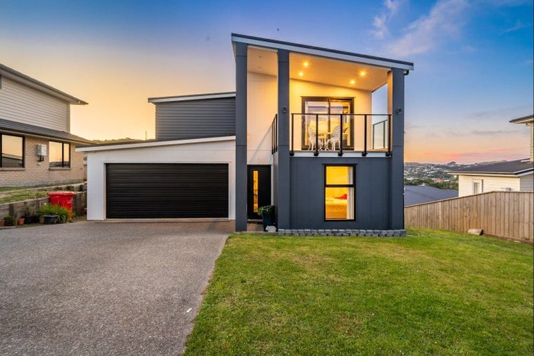 Photo of property in 3 Cirrus Close, Newlands, Wellington, 6037