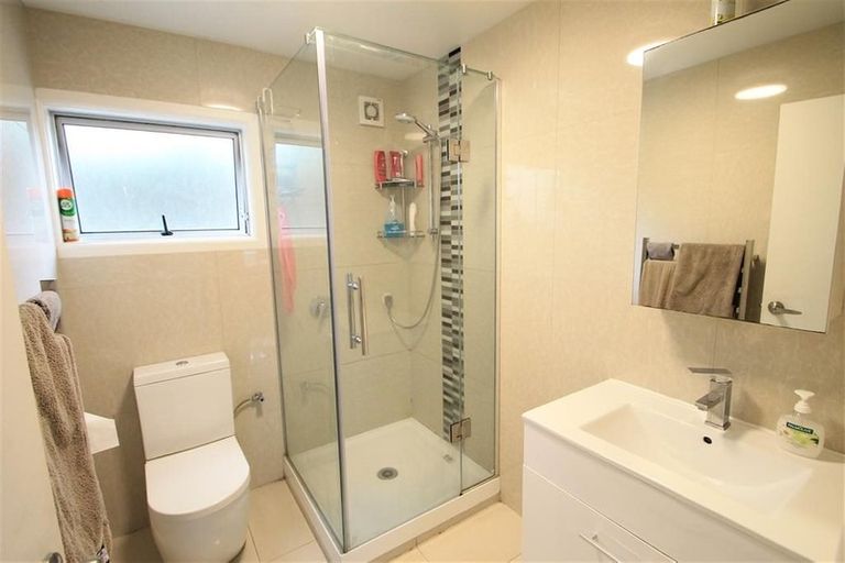 Photo of property in 4 Santiago Crescent, Unsworth Heights, Auckland, 0632