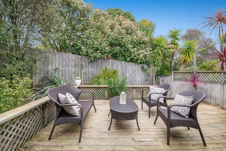 Photo of property in 12 Mandeville Place, Unsworth Heights, Auckland, 0632