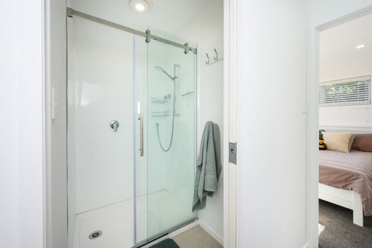 Photo of property in 10 Gladys Place, Kelvin Grove, Palmerston North, 4414