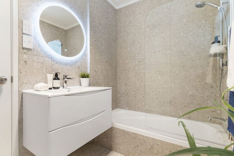 Photo of property in 29 Aplin Place, Birkdale, Auckland, 0626