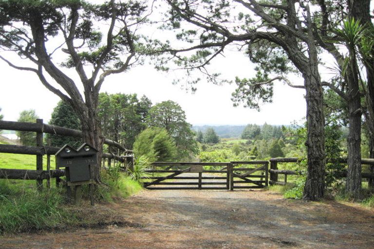 Photo of property in 15 Te Henga Road, Waitakere, Henderson, 0781