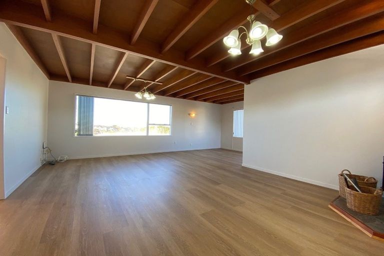 Photo of property in 92 Ravenwood Drive, Forrest Hill, Auckland, 0620