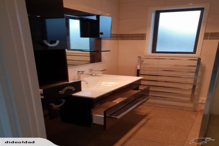 Photo of property in 33 Hobsonville Road, West Harbour, Auckland, 0618