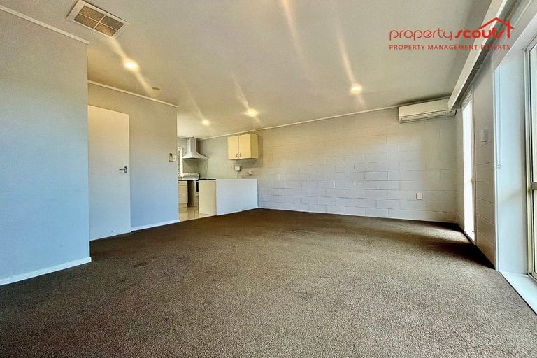 Photo of property in 2/22 Chivalry Road, Glenfield, Auckland, 0629
