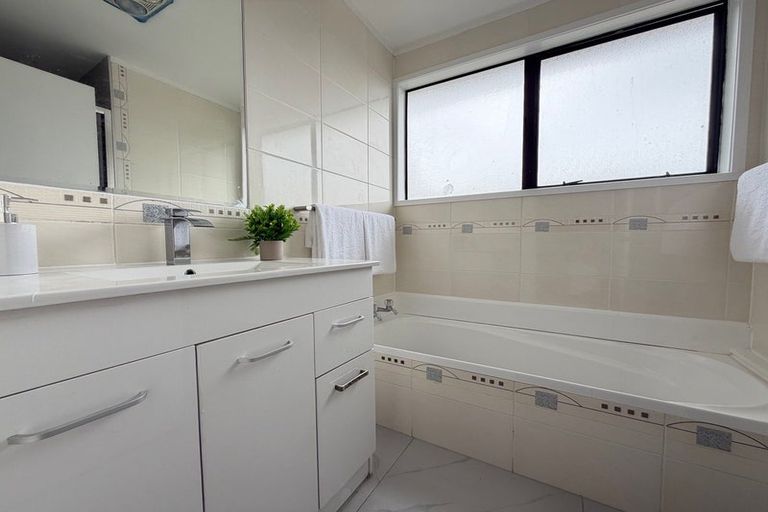 Photo of property in 8 Jodie Place, Flat Bush, Auckland, 2023