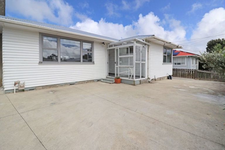 Photo of property in 8 Kenmore Street, Newlands, Wellington, 6037