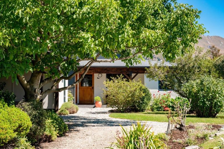 Photo of property in 6 Meadowbrook Place, Wanaka, 9305