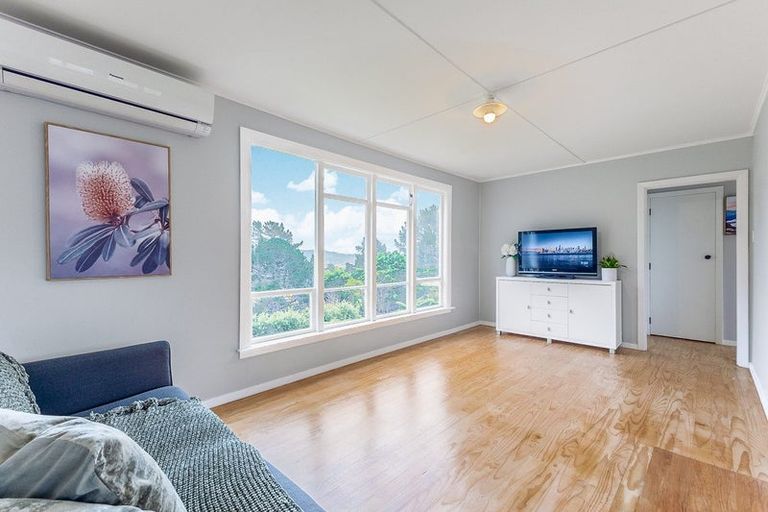 Photo of property in 76-78 Sievers Grove, Cannons Creek, Porirua, 5024