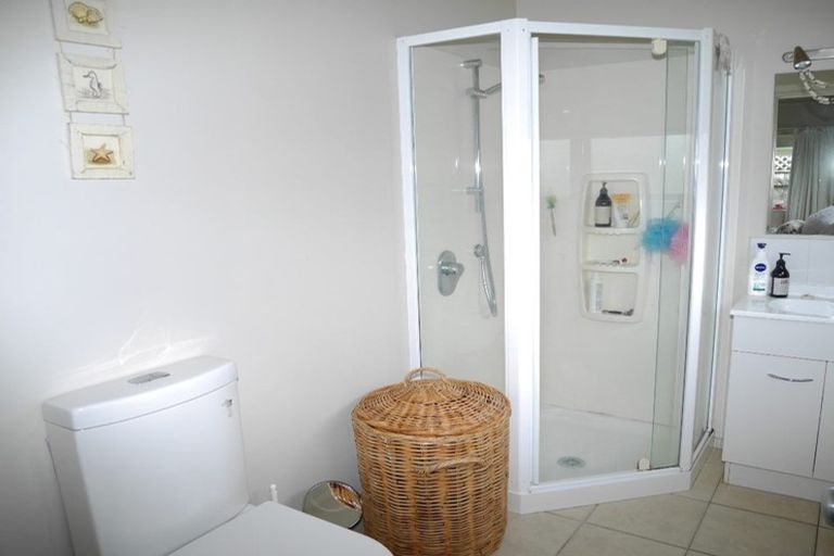 Photo of property in 71 Guildford Drive, Paraparaumu, 5032