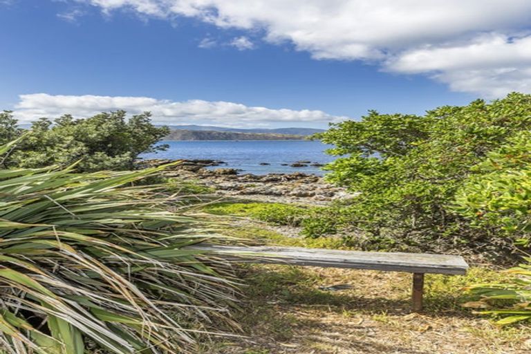 Photo of property in 130 Breaker Bay Road, Breaker Bay, Wellington, 6022
