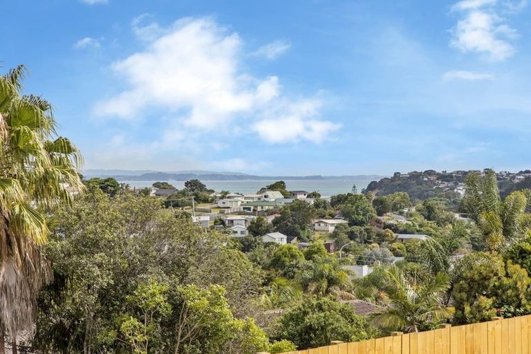 Photo of property in 16 Moera Place, Stanmore Bay, Whangaparaoa, 0932