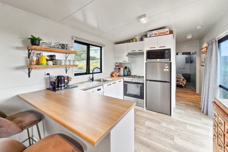 Photo of property in 64 Pratt Avenue, Foxton Beach, Foxton, 4815