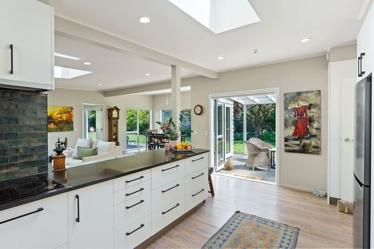 Photo of property in 16 Sunny Glen, Waikanae, 5036