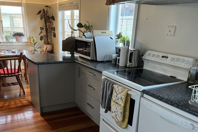 Photo of property in 6 Rarawa Place, Vogeltown, New Plymouth, 4310