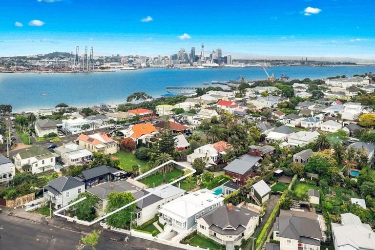 Photo of property in 5 Shoal Bay Road, Devonport, Auckland, 0624