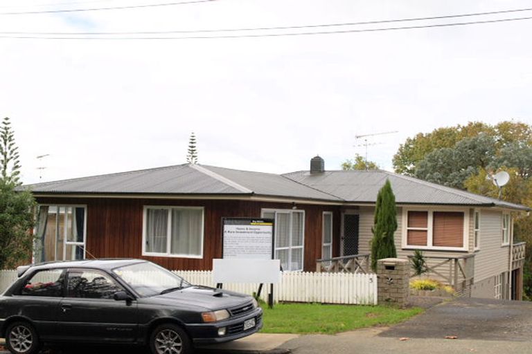Photo of property in 5 Trelawn Place, Cockle Bay, Auckland, 2014