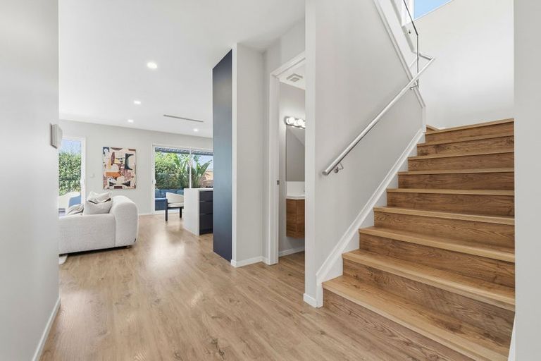 Photo of property in 17a Lake Pupuke Drive, Takapuna, Auckland, 0622