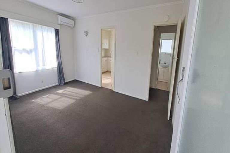 Photo of property in 1/96 Te Atatu Road, Te Atatu South, Auckland, 0610