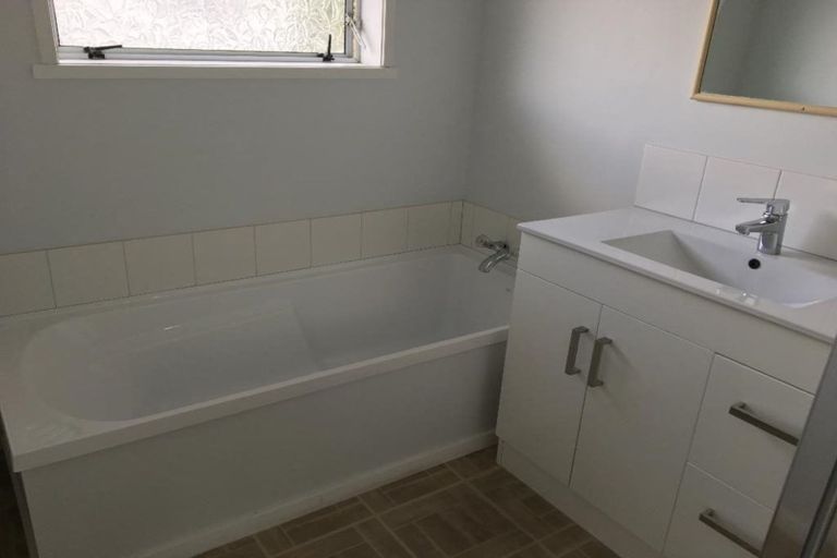 Photo of property in 1/18 Sunnynook Road, Sunnynook, Auckland, 0620