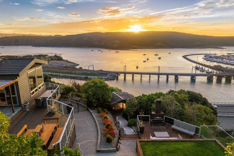 Photo of property in 62 Kiriwai Road, Paremata, Porirua, 5024