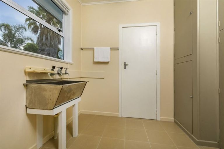 Photo of property in 77 Colwill Road, Massey, Auckland, 0614