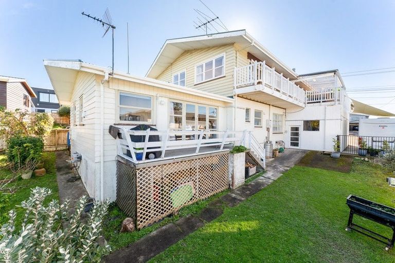 Photo of property in 15 Jaemont Avenue, Te Atatu South, Auckland, 0610