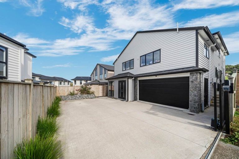Photo of property in 2a Ballyalton Crescent, Flat Bush, Auckland, 2019