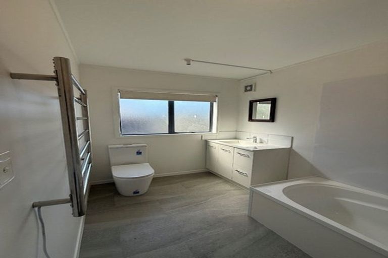 Photo of property in 1/22 Valecrest Place, Bayview, Auckland, 0629