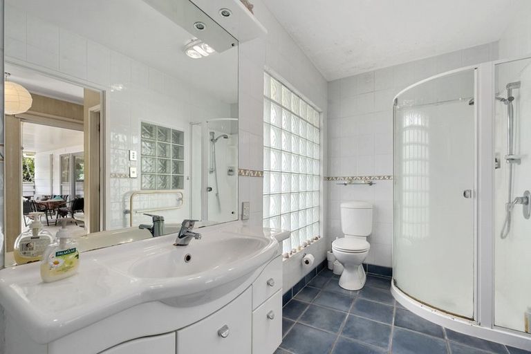 Photo of property in 72 Ravenwood Drive, Forrest Hill, Auckland, 0620