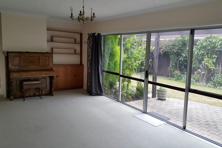 Photo of property in 210 Memorial Avenue, Burnside, Christchurch, 8053