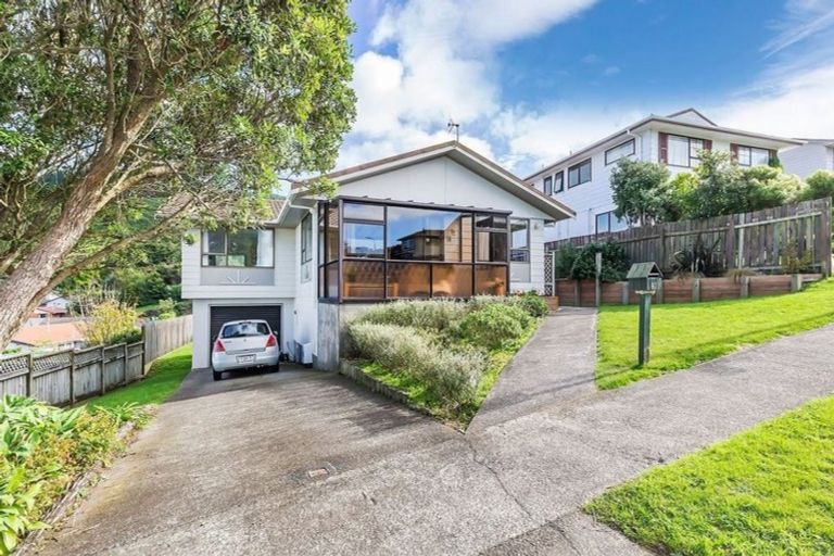 Photo of property in 81 Victory Crescent, Tawa, Wellington, 5028