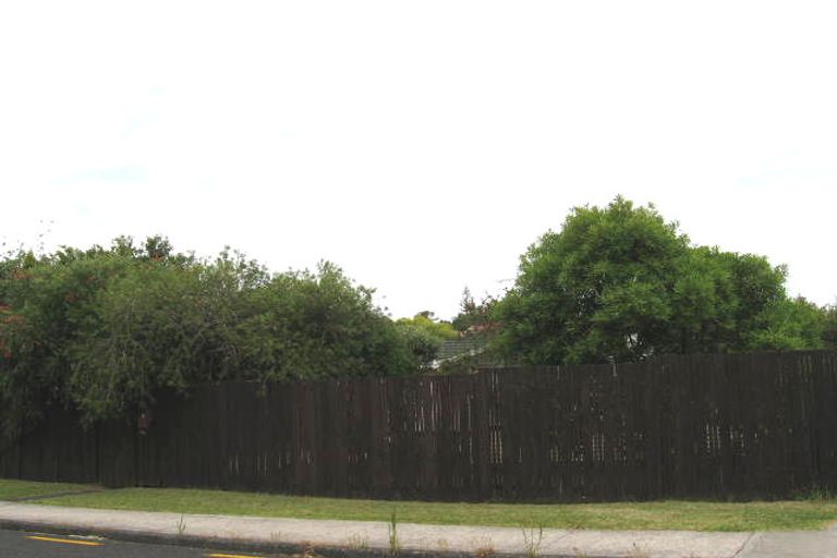 Photo of property in 2 Heather Place, Sunnynook, Auckland, 0620