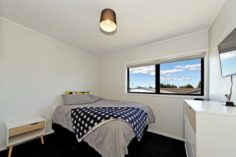 Photo of property in 15 Bodi Place, Te Atatu South, Auckland, 0610