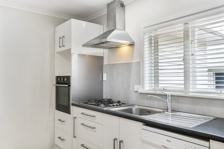 Photo of property in 12 Albert Road, Kelston, Auckland, 0602