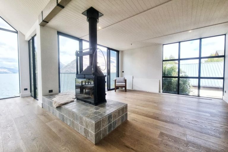 Photo of property in 66 Cedar Drive, Kelvin Heights, Queenstown, 9300