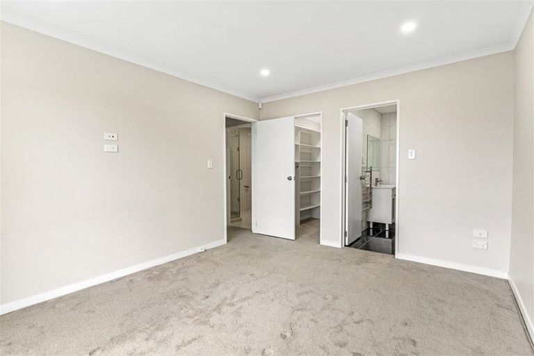 Photo of property in 11 Kirikiri Drive, Papakura, 2110