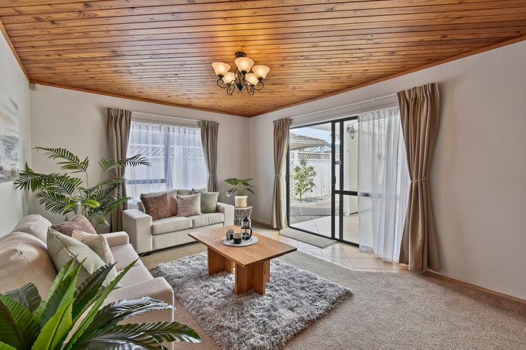 Photo of property in 147 Walter Strevens Drive, Conifer Grove, Takanini, 2112